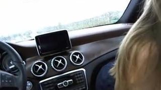 Blonder Cam-Sex im Auto