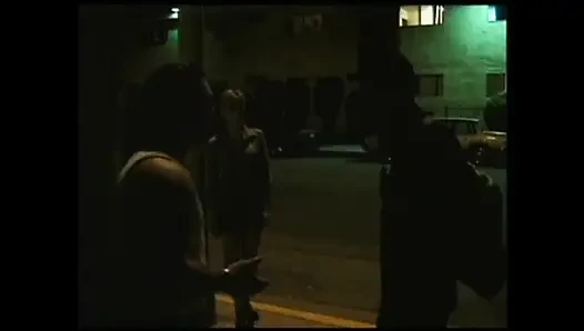Klasik orta yaşlı seksi kadın götünü iki siyah ve beyaz canavar yarakla sikiyor ve ağzına boşaltıyor