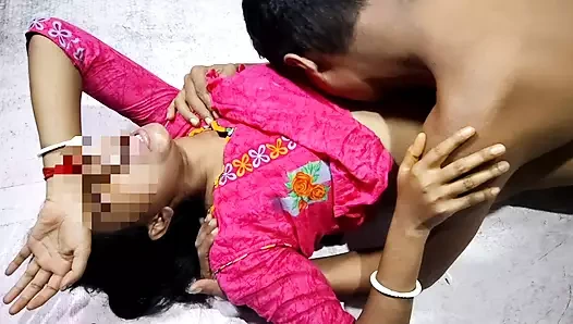 Красивая сексуальная девушка занимается сексом в первый раз, поедает киску в настоящем домашнем HD видео