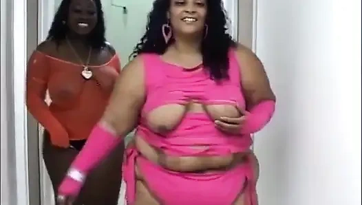 Büyük vücut, büyük göğüsler, büyük göt, büyük amcıkta lezbiyen dildo