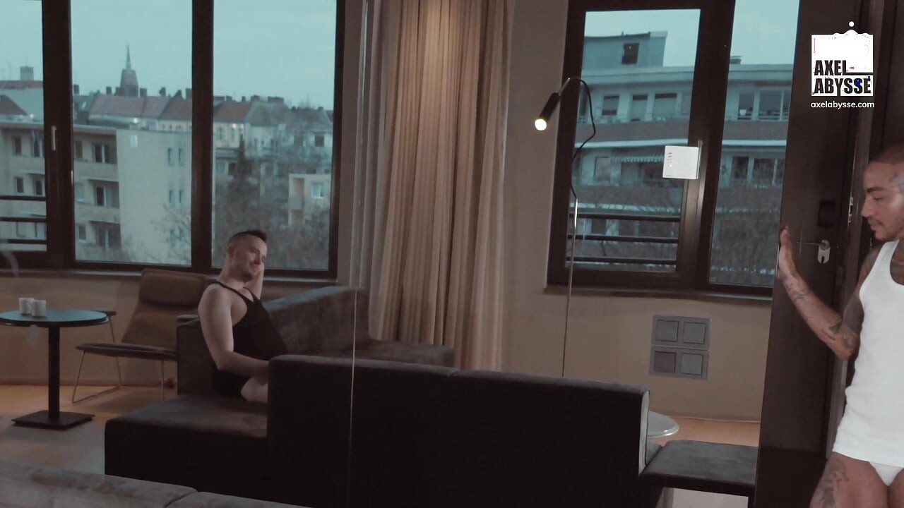 支配的なアクセル・アビスが拳全体をジャマルの尻に滑らせる