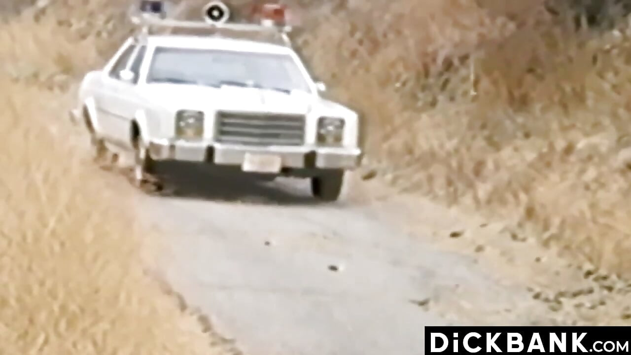 Al Parker a Duff Paxton si vyměňují ptáky s dozorcem Jackem Wranglerem