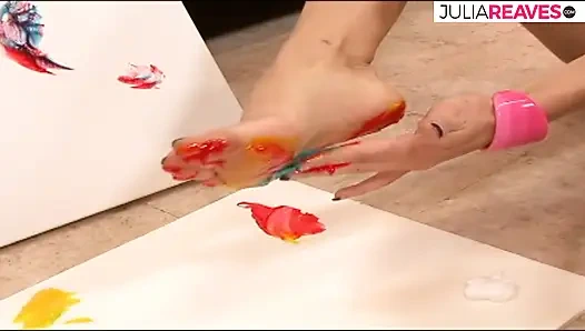 Худенькая крошка наслаждается, как вылизывают киску, затем большой член жестко трахает ее