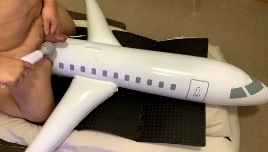 Fetter Typ mit einem kleinen Penis, masturbiert mit einem Vibrator und kommt in einem aufblasbaren Flugzeug