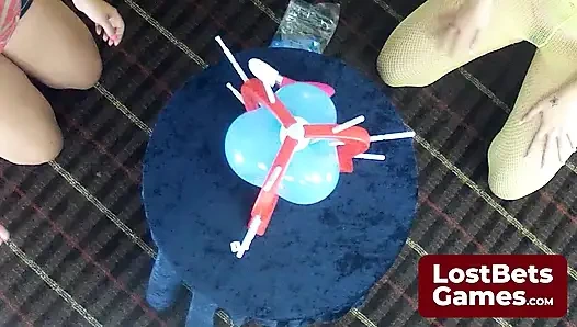 Стриптиз Prick Bang неудачник получил, чтобы ублажить себя на диване