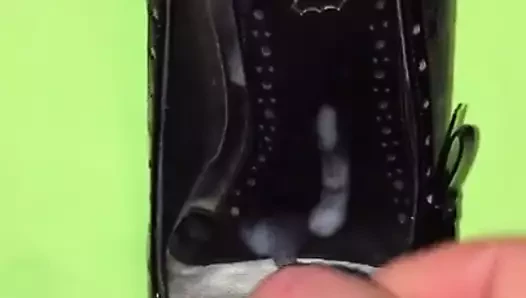 komşunun ayakkabılarına boşalmak