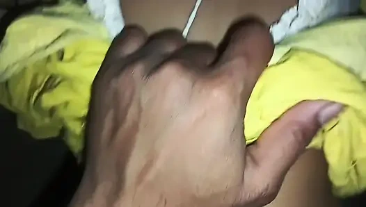 Ah uh steckte meinen finger in meine muschi und fickte meine muschi, fickte mich viel im doggystyle, machte mein muschi-loch von meinem ehemann größer.