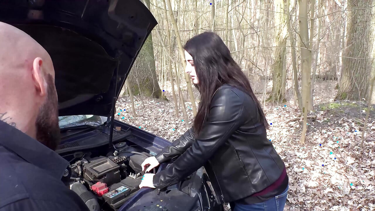 Ona puši njegov kurac i on joj pomaže u vezi auta