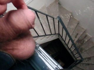 Pissen in die Treppe