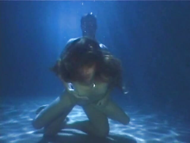 赤髪ビッチのAnn KelleyとマッチョなPascal St. Jamesが水中セックスを楽しむ