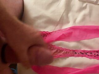 Pancutan mani dalam seluar dalam merah jambu