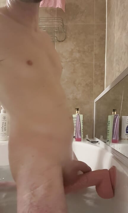 L’heure du bain avec un gode de 12 pouces