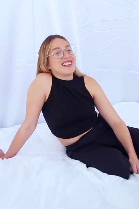 Roxanne ขยายหนังโป๊ครั้งแรก