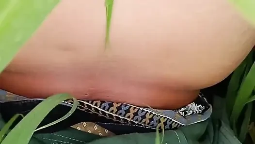 Khet mein badi bhabhi brother-in-law ji I want to suck your cock Kasu bhabhi drink the water of my lode no one in the field