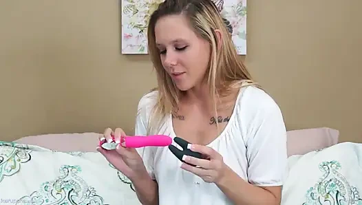 Холли показывает игрушки