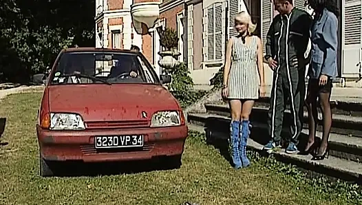 Yumruk sokma bağımlısı Alman bebekler açık havada üçlü sekste yarağı paylaşıyor