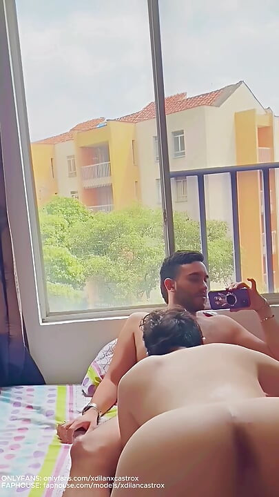 PIĘKNY TWINK FEMBOY PROSI MNIE, ŻEBYM PRZELECIAŁ GO BEZ SIEDNICY I WYTRYSNĄŁ W JEGO GEJOWSKIM ODBYCIE