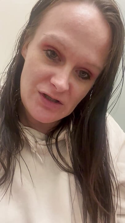 Assistente de cuidados goza no banheiro público no intervalo