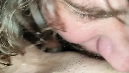 Menjilat, mengisap, bercinta. Dia membuatku muncrat banyak banget sampai aku membiarkannya muncrat di dalam diriku. Crot di dalam memek 1 dari 4