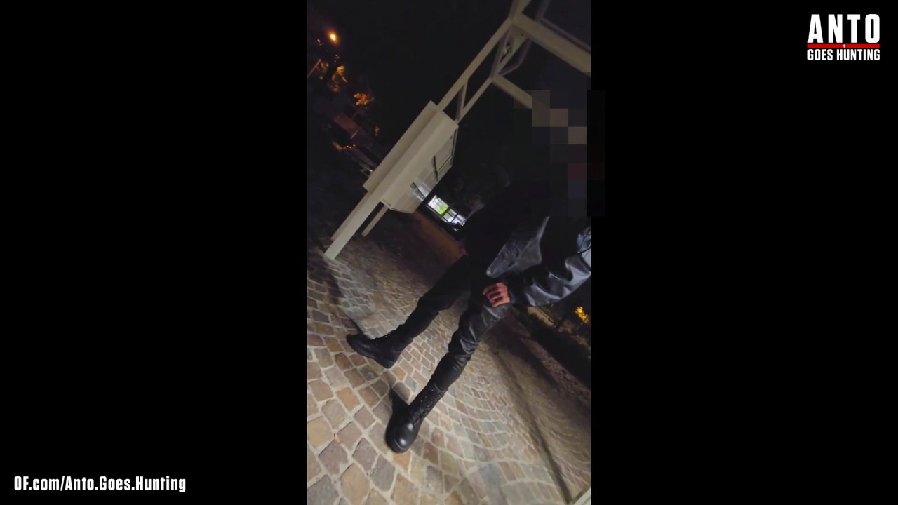 另一个保安走近并说服