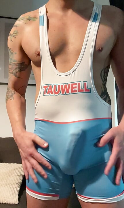 Jock licin dalam singlet gusti melancap dan memancut