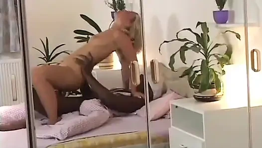 Юная Sofia и большой черный хуй для ее киски