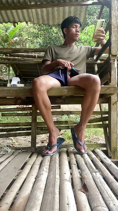 Young Pinoy Twink Jerks off Secretly Outdoors