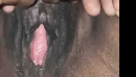 Memek tante semok sri lanka dipijat dengan erangan keras