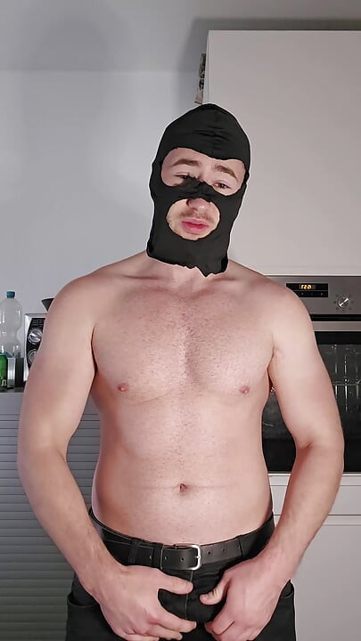 Maskeli eşcinsel dom'un mutfağı çıplak güç phantomgentx'i azdırıyor