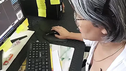 Was für ein Tag im Büro! Er gab mir einen leckeren schwanz zum versuchen!