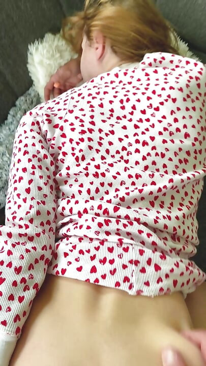 Această păpușă de futut este întotdeauna gata să ia o pulă tare în orice gaură