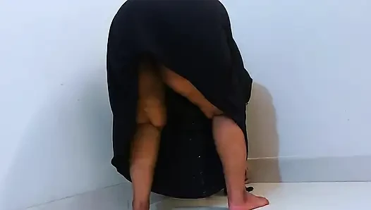 Pembantu arab muslim lagi bersih-bersih kamarku & aku ngeliat pantat montoknya sambil bugil sebelum aku mulai masturbasi
