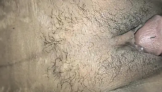 Memasukkan tanah hitam ke dalam memeknya yang sempit