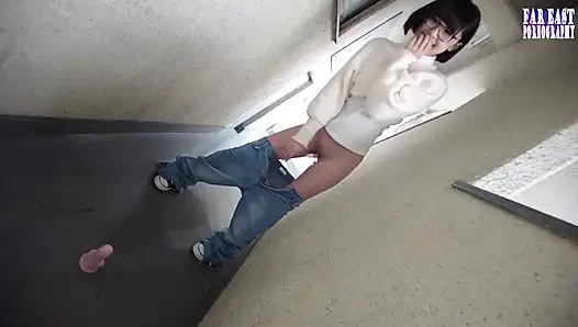 Tatlı gözlüklü tatlılar tembel bir günde sonsuz gulp mutluluk içinde sıcak damlaların tadını çıkarıyor -bölüm.1