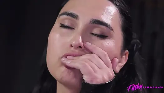 Dua cewek besar lagi asik muasin diri mereka sendiri melalui dominasi seks