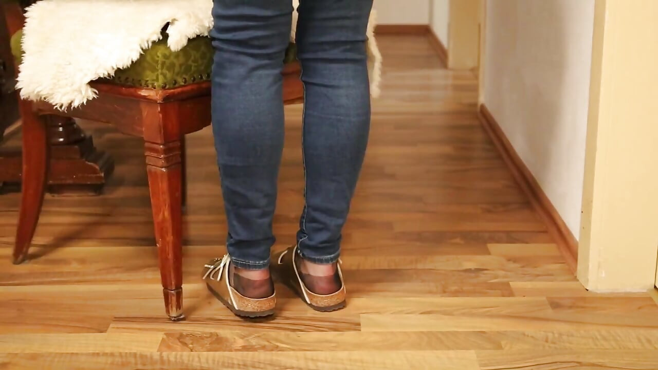 Nilon & seluar jeans ketat - dangling dalam sandal klasik