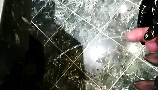 otel hizmetçisi temizlemek için banyo odasında pissing