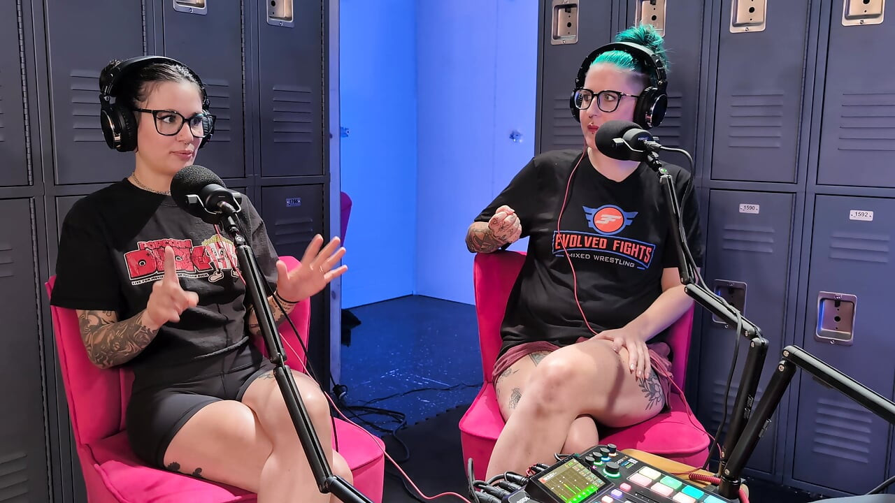 Luna Lovely e Nikki Zee se juntam a Ariel na conversa no vestiário