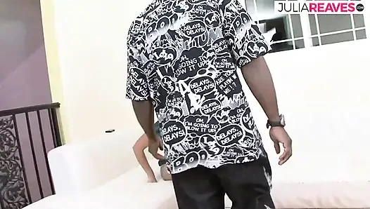 Ev hanımının büyük göğüsleri var, büyük canavar yarağı var