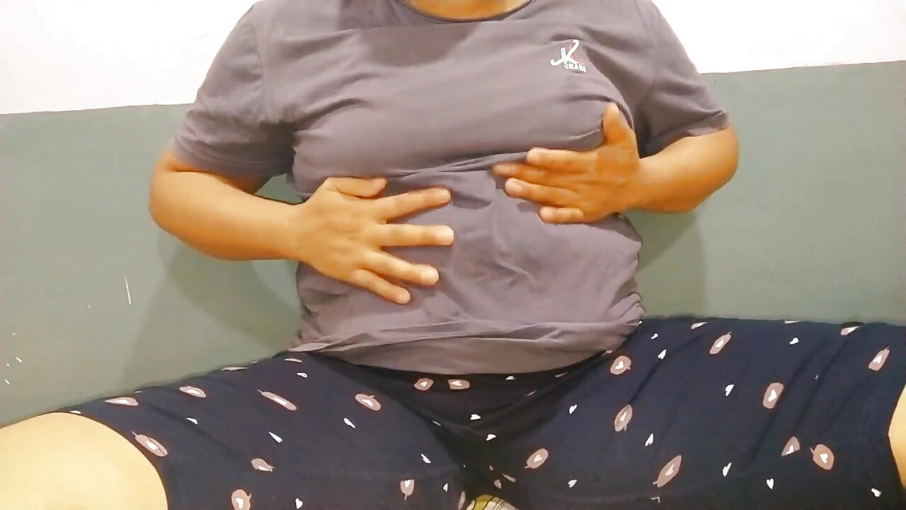 Azijska žena pokušava sama svršiti