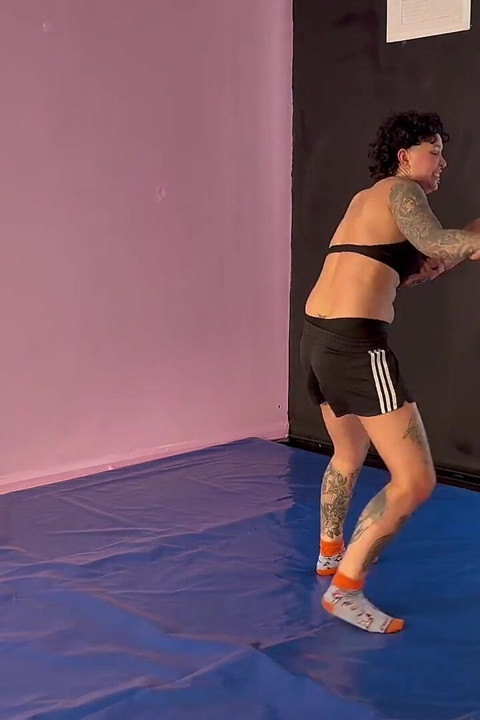 2 Hot Girls Grappling