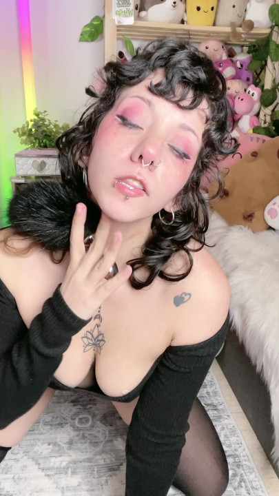 Wanna see this gamer girl arch her back just for you? 😈