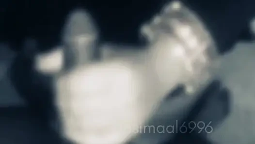 Melihat pantat ibu tiriku bikin aku sange, jadi aku minta dia ngocok kontolku