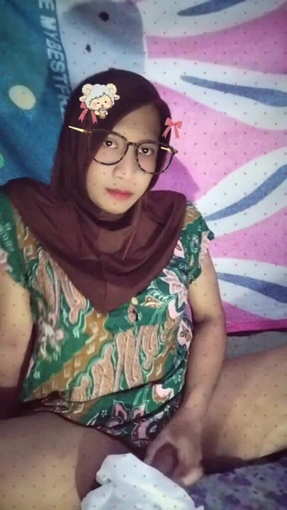 Hijab shemale masturboi huoneessa | Leike 1