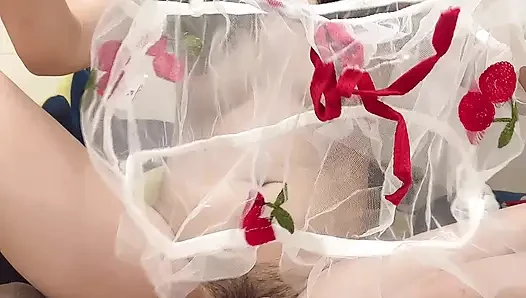 Hana membeli pakaian baru yang terlihat bagus