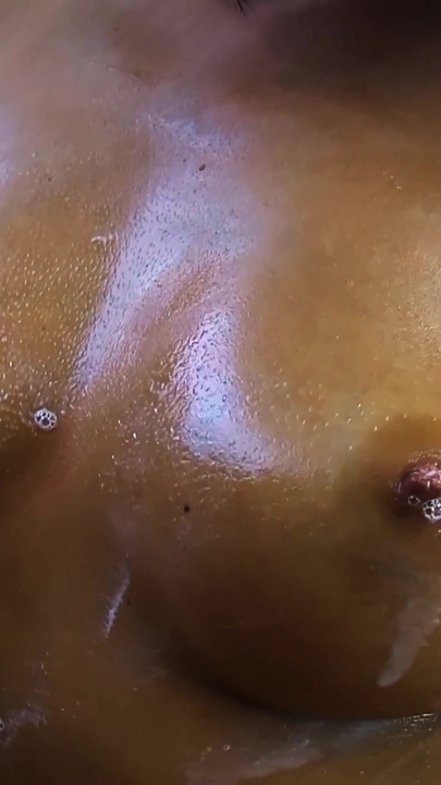 Nia Black and Minnie Manga Lez Out in a Bathtub