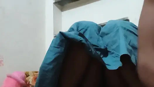 2026 Neueste schöne Desi Pooja Bhabhi allein zu hause mit ihrer stiefbrustband