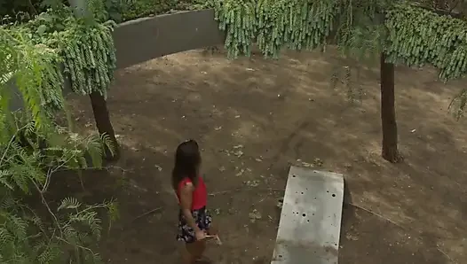 Çalıların arasında sikiş