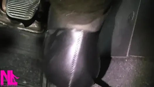 Siyah külotlu çorap ve gri yüksek topuklu ayakkabılarla canlanıp araba sürüyor