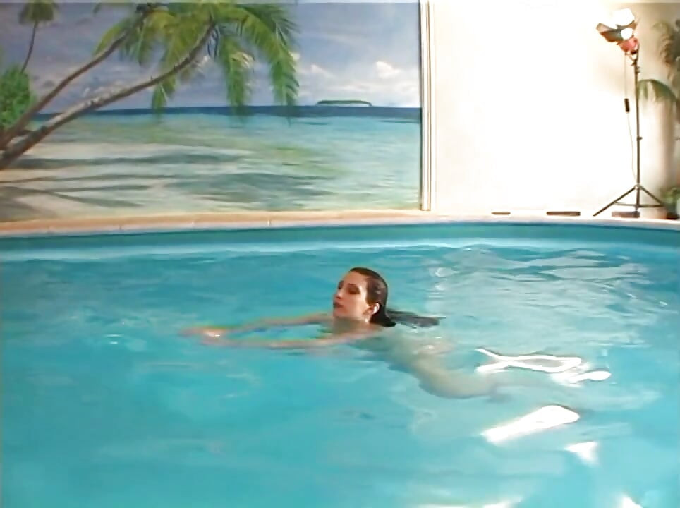 Sevimli kadını yüzme havuzunun yanında sikiş